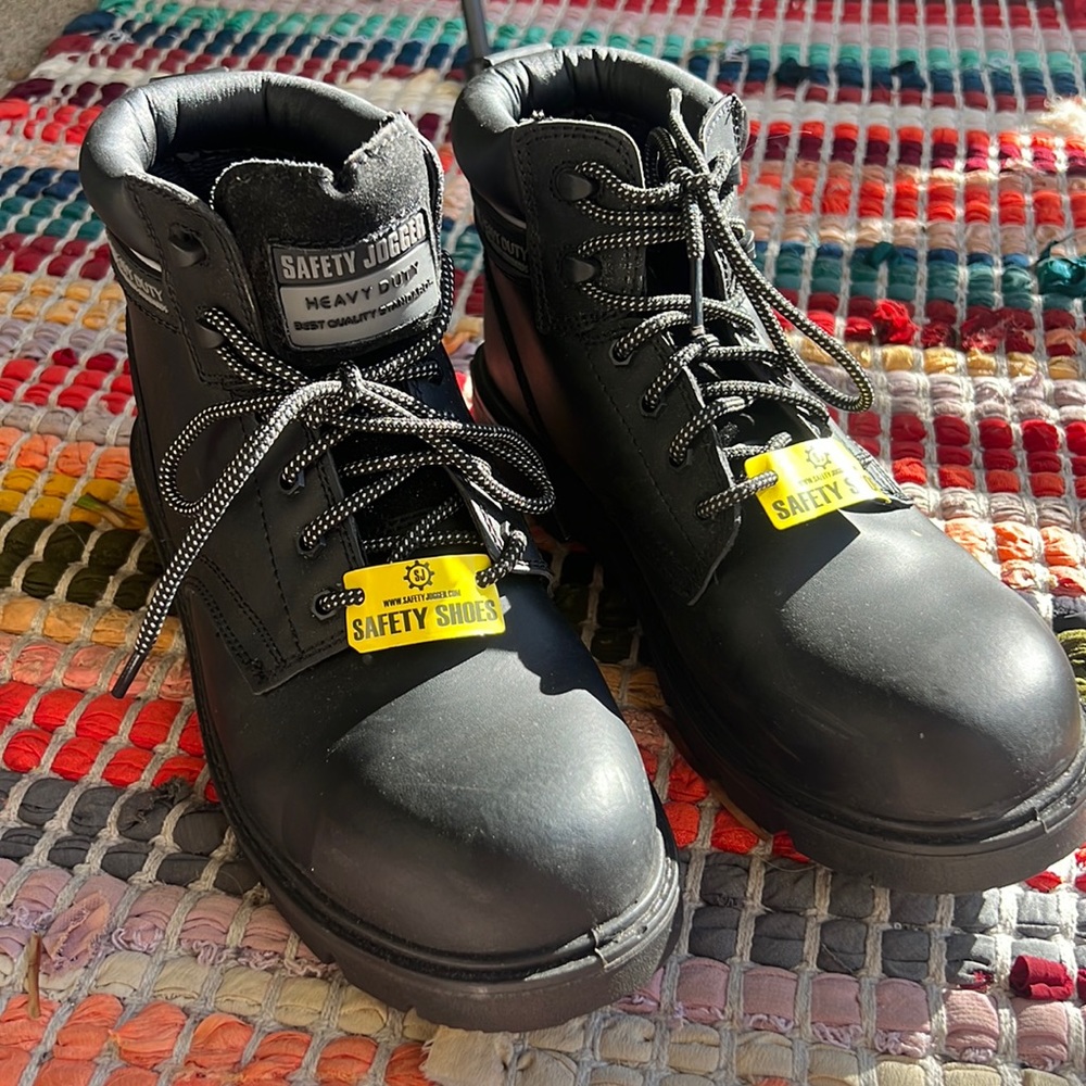NWOT SAFETY JOGGER STEEL TOE BOOTS